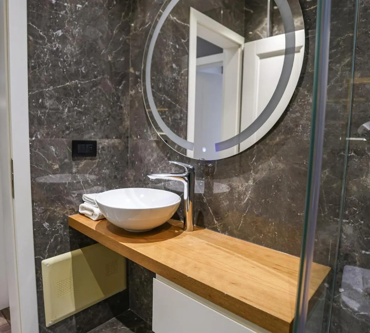 Miku Apartment-Luxurious 2Bd Private Parking Tirana 0*,